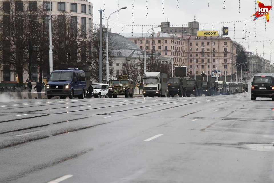 На пустом проспекте - только техника силовиков. Фото: Мария РОЛЬСКИТЕ