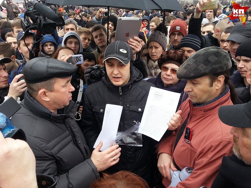 Главе Пролетарского района Юрию Полякову (слева) пришлось выслушать и про свободу слова, и про основные положения Конституции. Фото: Александр СТЕПАНОВ