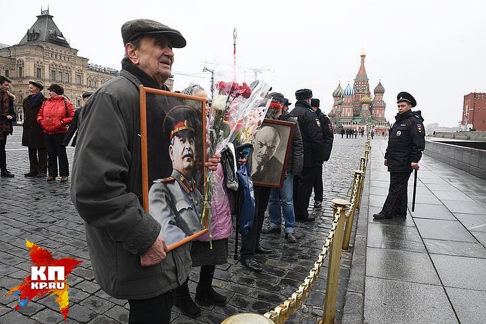 На Красной площади, куда 2 апреля зазывали молодежь на «акцию протеста», обнаружились лишь вечно молодые поклонники Ленина и Сталина Фото: Михаил ФРОЛОВ
