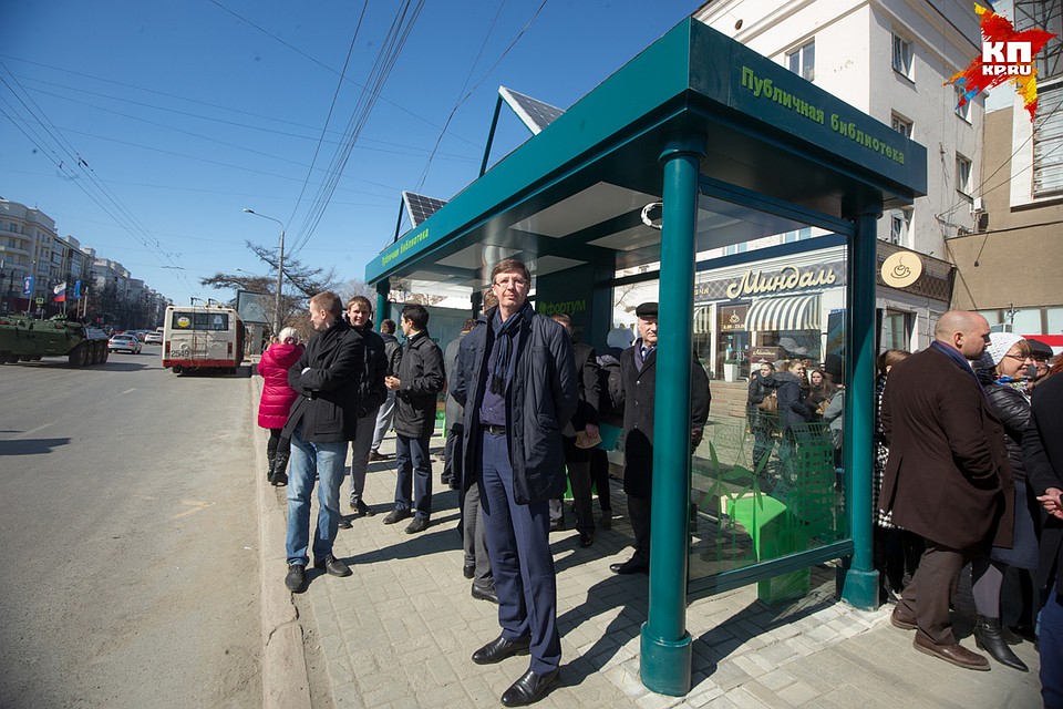 Модный остановочный комплекс появился на проспекте Ленина, на остановке «Публичная библиотека» в сторону ЮУрГУ. Фото: Валерий ЗВОНАРЕВ
