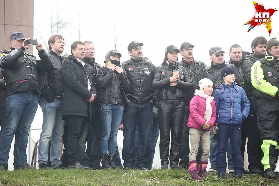 Виктор Лукашенко и его близкие наблюдают за мотошоу.