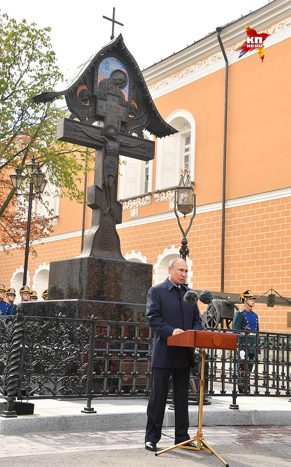 Со слов президента, крест "служит напоминанием о цене, которую пришлось заплатить за взаимную ненависть, разобщённость, вражду". Фото: Евгения ГУСЕВА