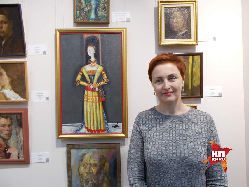 Директор галереи "Арт-птица" Юлия Крутеева рядом со своим портретом. Фото: Ирина КОСТЕРИНА