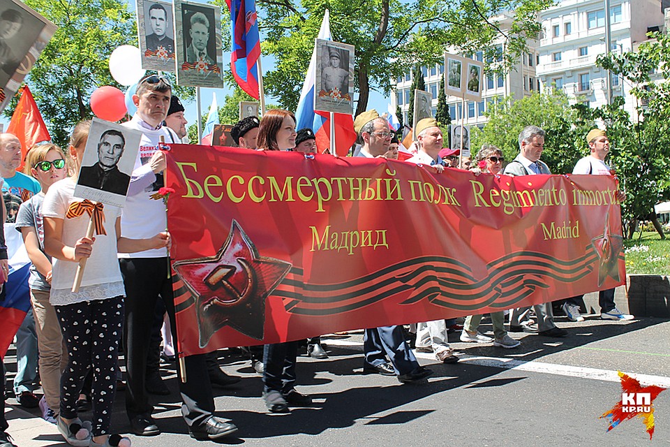 Ряды участников «Бессмертного полка» прошли по центру Мадрида и многие случайные прохожие останавливались, когда видели столь необычное шествие в испанской столице Фото: Эдуард ГУЩИН