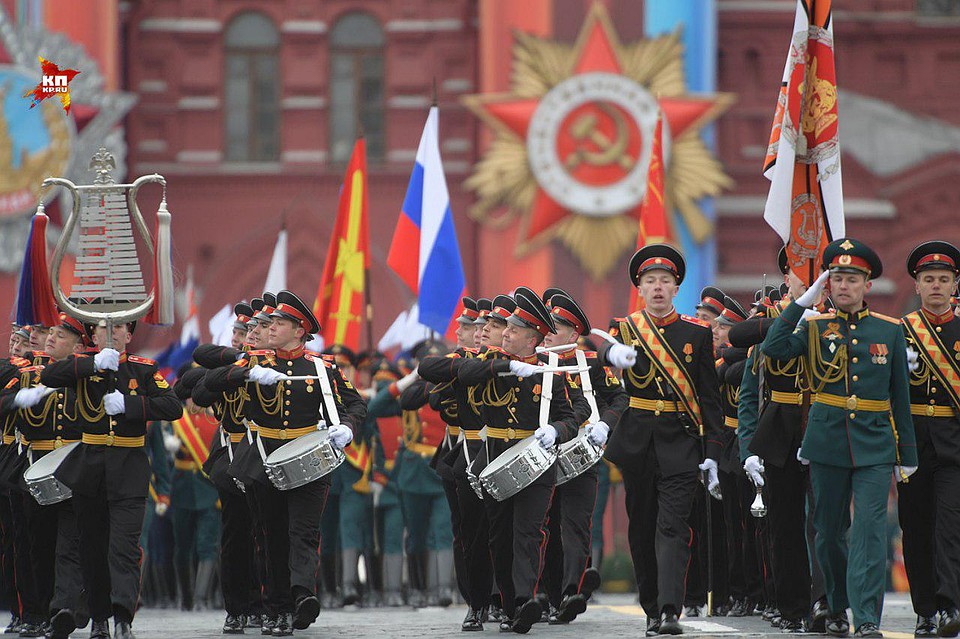 Парад традиционно открывают юные барабанщики Фото: Виктор ГУСЕЙНОВ