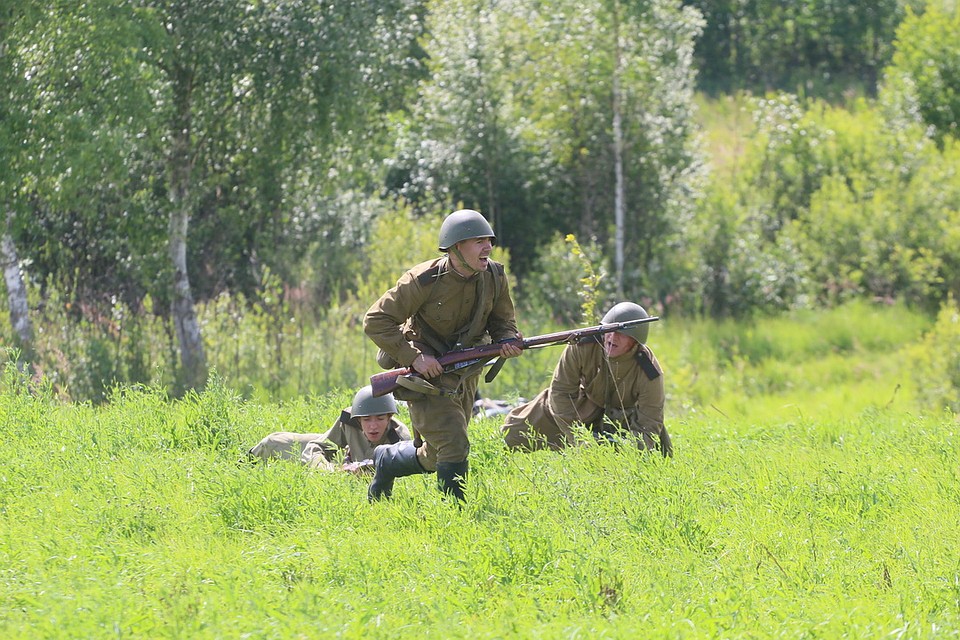 Реконструкция боёв на Линии Сталина под Островом. Фото: Михаил ГЛУЩЕНКО