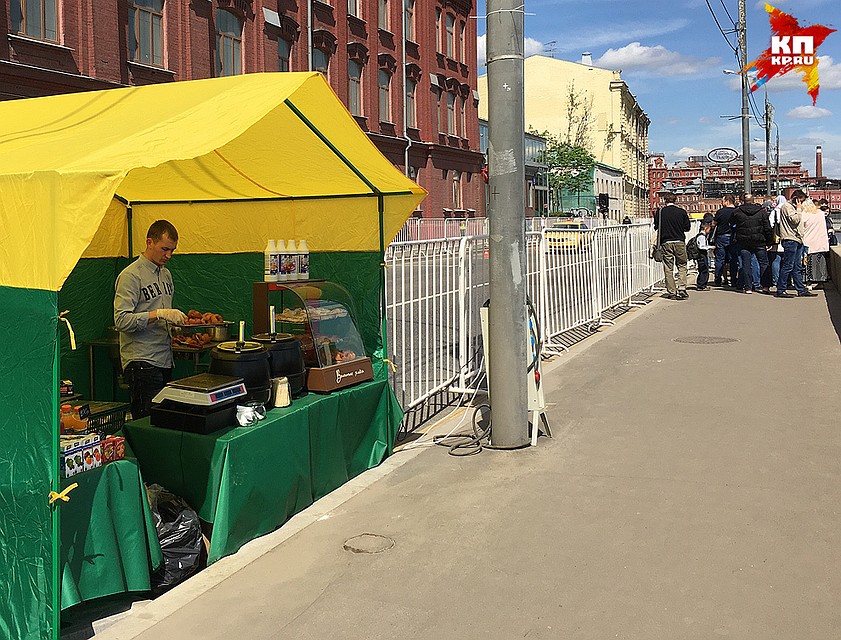 В таких торговых палатках можно было купить выпечку и воду. Фото: Наталья ВАРСЕГОВА