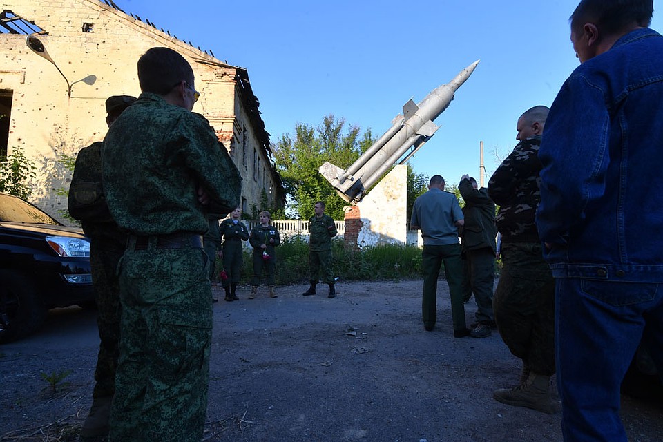 Вдалеке над улицей видна ракета. А вокруг много военных. Вот оно - секретное оружие ДНР! Подхожу ближе, оказывается, это и правда ракета. Но памятник 60-х годов на бетонном пьедестале в бывшей военной части Фото: Владимир ВЕЛЕНГУРИН