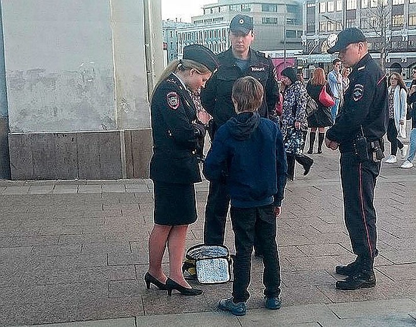 10-летний герой скандала на Арбате Оскар Скавронски пытался убежать от сотрудников полиции