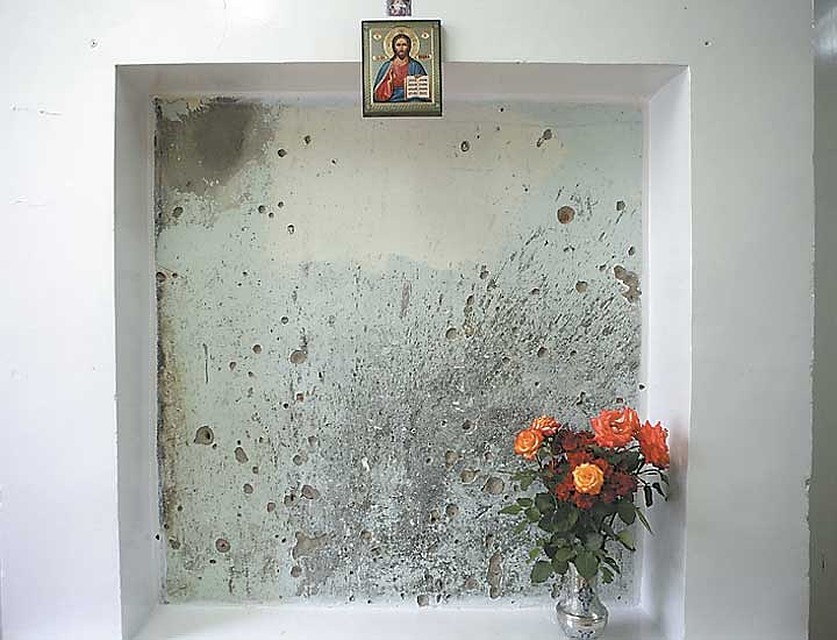 Фрагмент стены в районной больнице, где расстреливали заложников Фото: Дмитрий АХМАДУЛЛИН