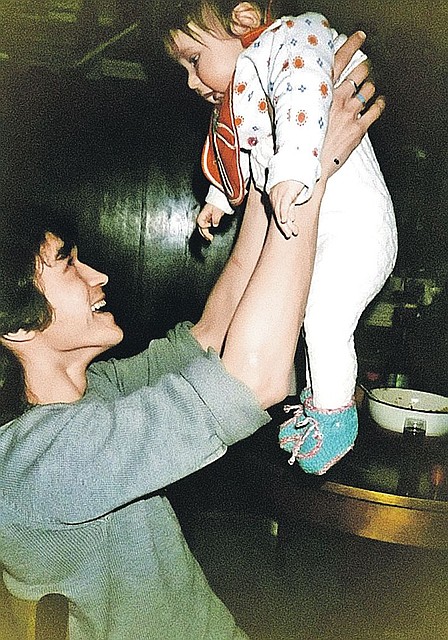 Счастливый отец Виктор Цой с годовалым сыном Сашей. Ленинград, 1986 год. Фото: joannastingray.com