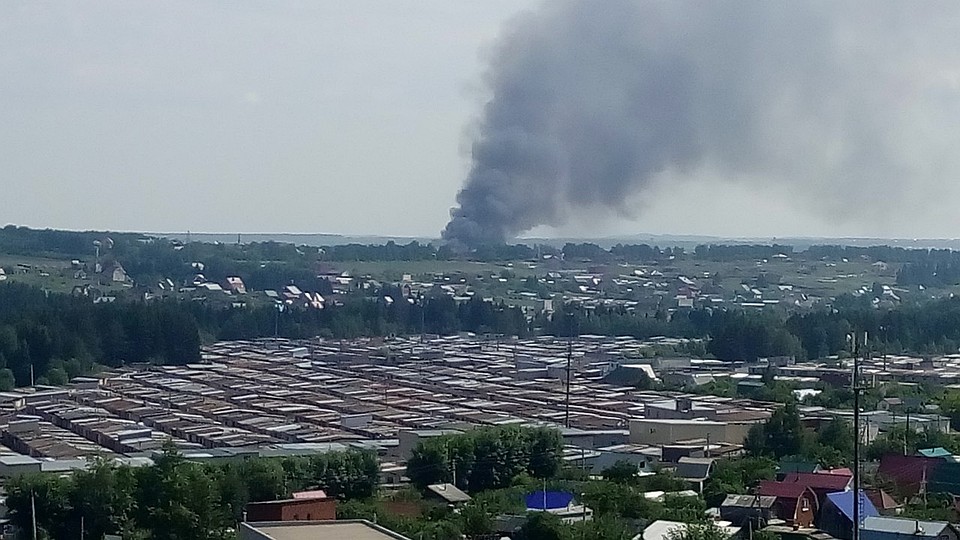 Дым было видно даже со стороны Воткинского шоссе. Фото: Михаил Машкин в ИГГС