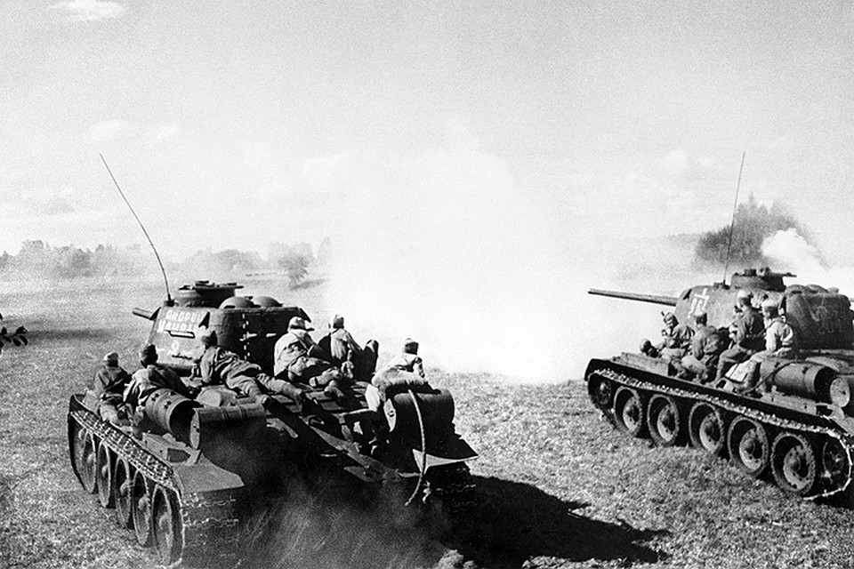 Польша, осень 1944 года. Подразделение танков Т-34 с десантом на броне в атаке. Фото Марка Редькина /Фотохроника ТАСС/