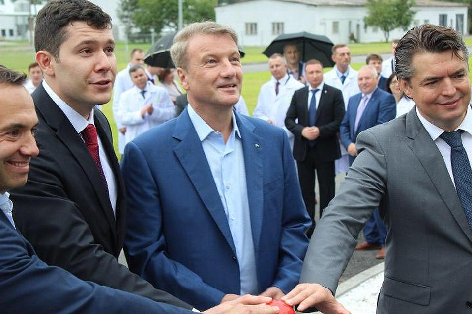 Антон Алиханов и Герман Греф открывают комбикормовый завод. Фото: Дарья МИХЕЕВА