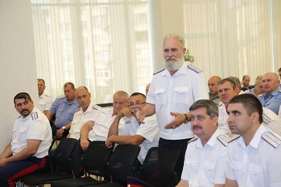 Сами казаки получили возможность напрямую задать вопросы руководителям органов исполнительной власти региона, с которыми им чаще всего доводится контактировать. Фото: пресс-служба ВКО ВВД.