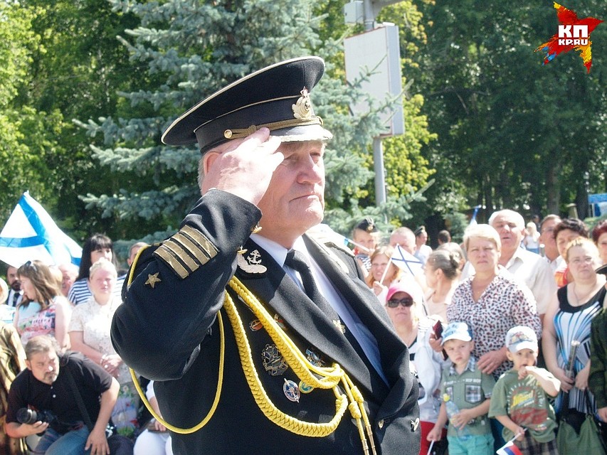 Смирно! Равнение на знамя! Фото: Станислав БЕЛКИН
