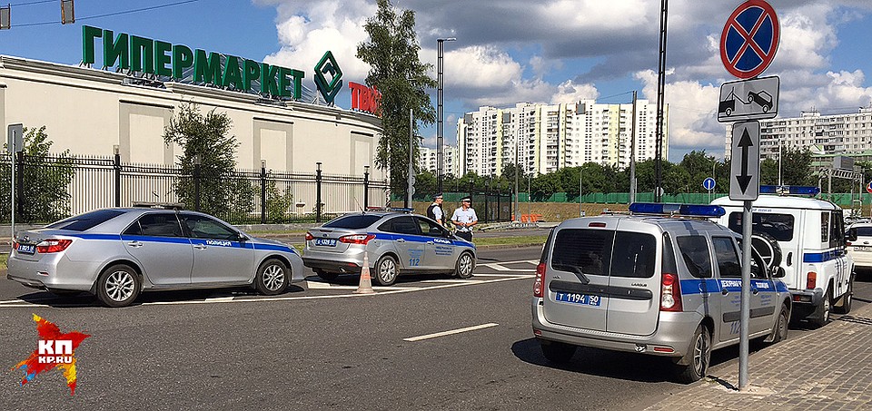 Полицейские автомобили в районе Мособлсуда. Фото: Александр РОГОЗА