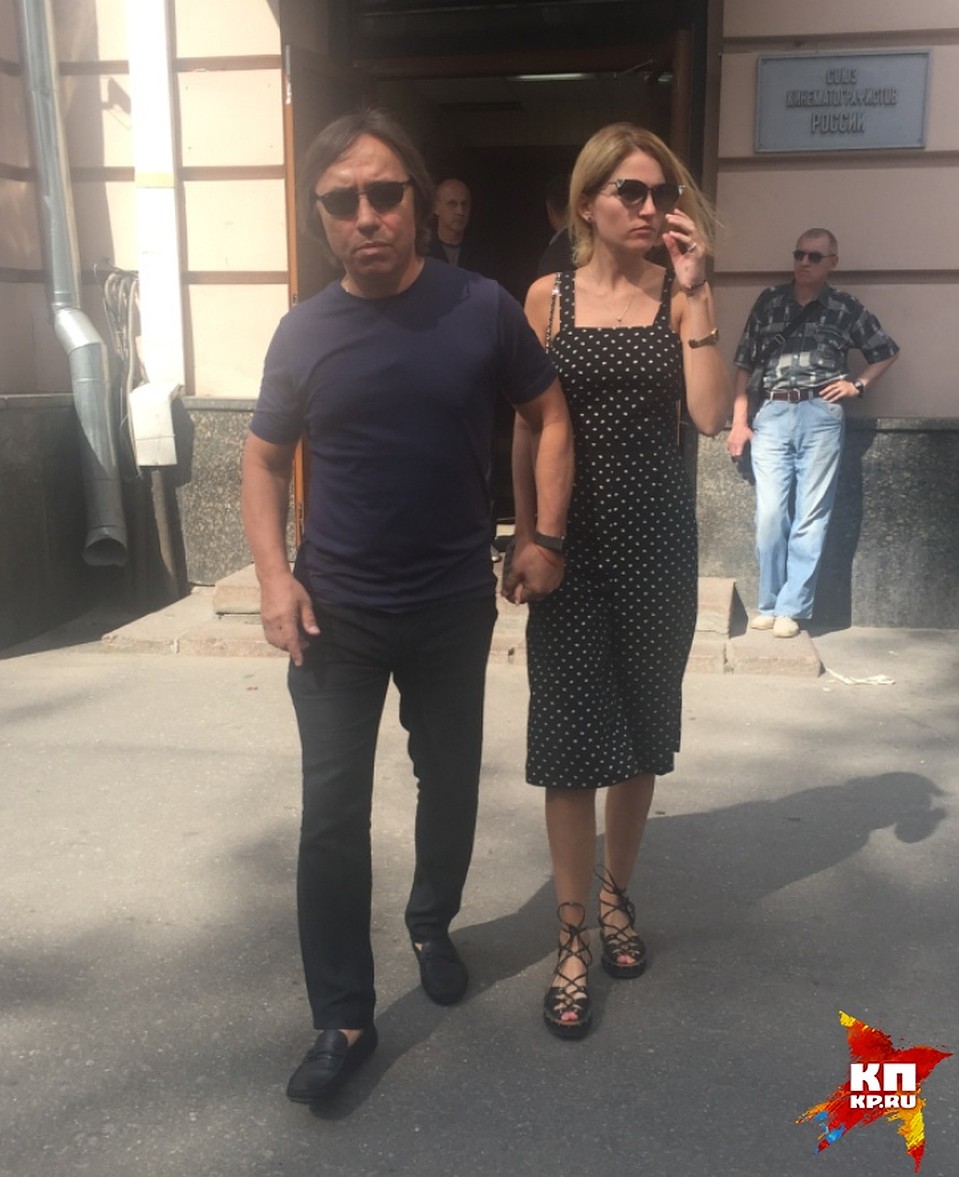 Режиссер и продюсер Ренат Давлетьяров с певицей Евгенией Малаховой Фото: Юлия ХОЖАТЕЛЕВА