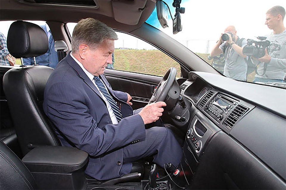 Вице-премьер Владимир Семашко: «Что на этой машине, что на Audi A8 – не почувствовал никакой разницы». Фото: Совмин РБ.