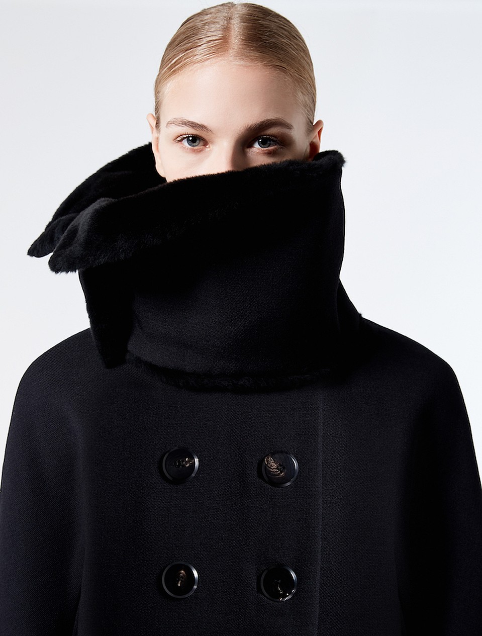 Меховой воротник - вещь в России необходимая. Фото: Max Mara