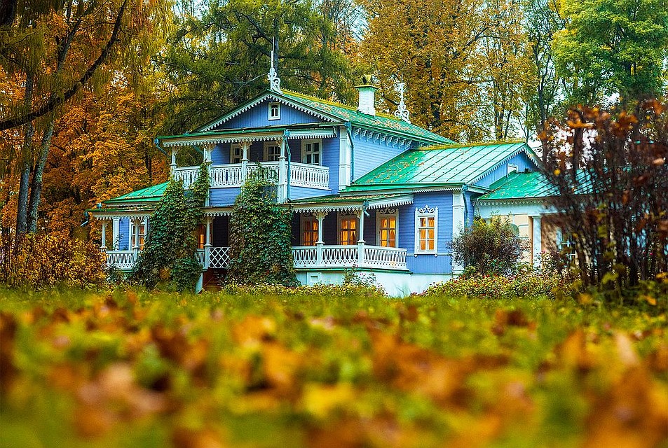 Юрий Владимирович Некрасов. «Родовое поместье И. С. Тургенева», Спасское-Лутовиново, ныне государственный мемориальный и природный музей-заповедник, Мценский район Орловской области.