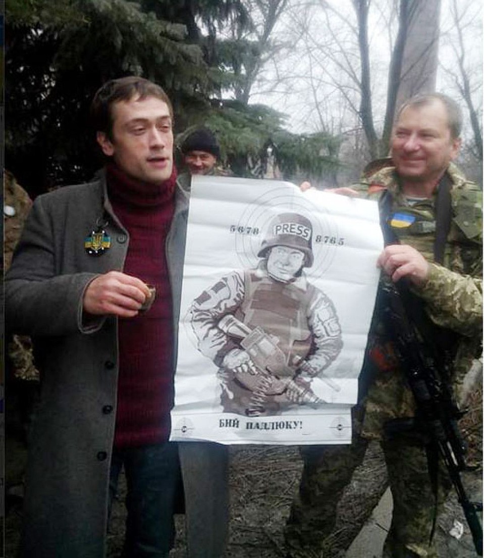 Три года назад Пашинин попозировал вместе с бойцами АТО, держа в руках мишень с изображением Михаила Пореченкова, который открыто поддержал ополченцев