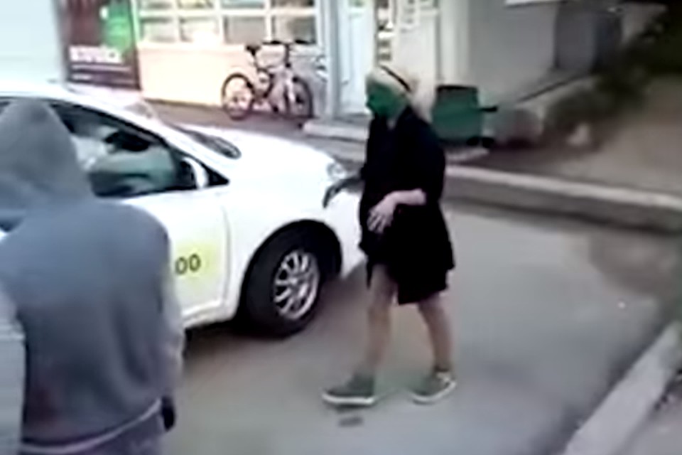 Таксиста из Хабаровска, заставившего пассажиров без денег умыться зеленкой, проверит полиция Фото: Социальные сети