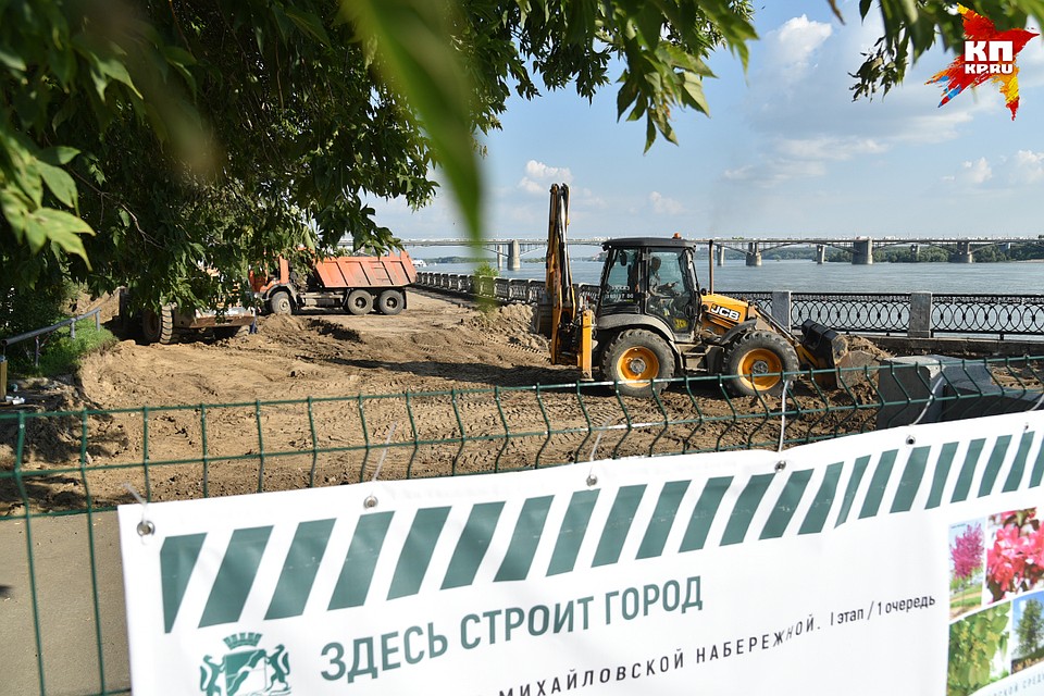 Спецтехника на набережной должна работать до 15 октября. Фото: Влад КОМЯКОВ
