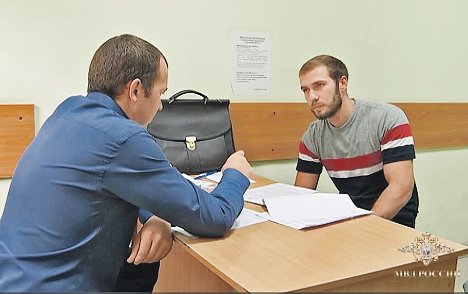 Александр Ломов (справа) заявил следователю: в тот вечер иномарку, которой он управлял, просто занесло. А сбежать ему якобы посоветовал знакомый адвокат. Фото: МВД РФ