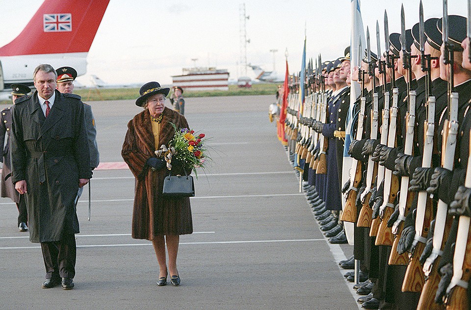 Королева Елизавета во время визита в Москву нарушила запрет на ношение меха. Фото Александра Неменова и Валерия Христофорова /ИТАР-ТАСС