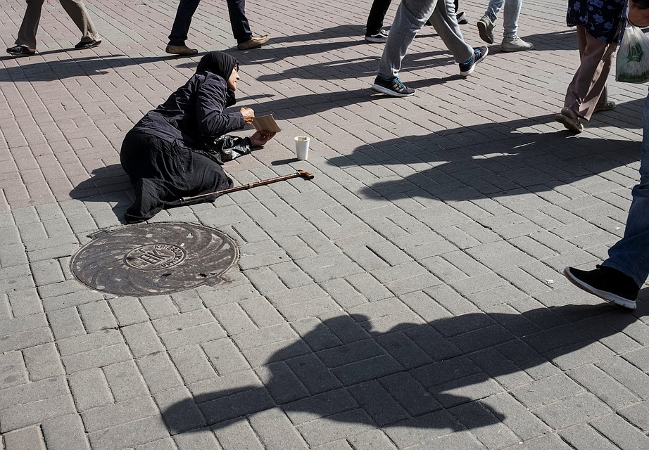 Cтарики собирают орехи, чтобы не умереть от голода. Фото: REUTERS