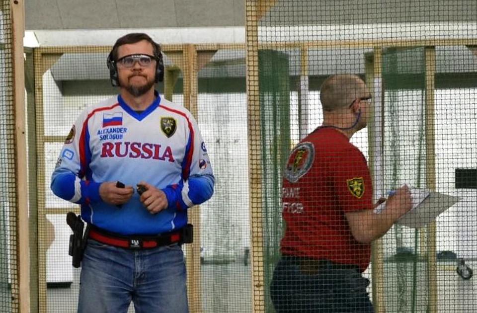 Александр настраивается на стрельбу. Фото из архива А. Сологуб.