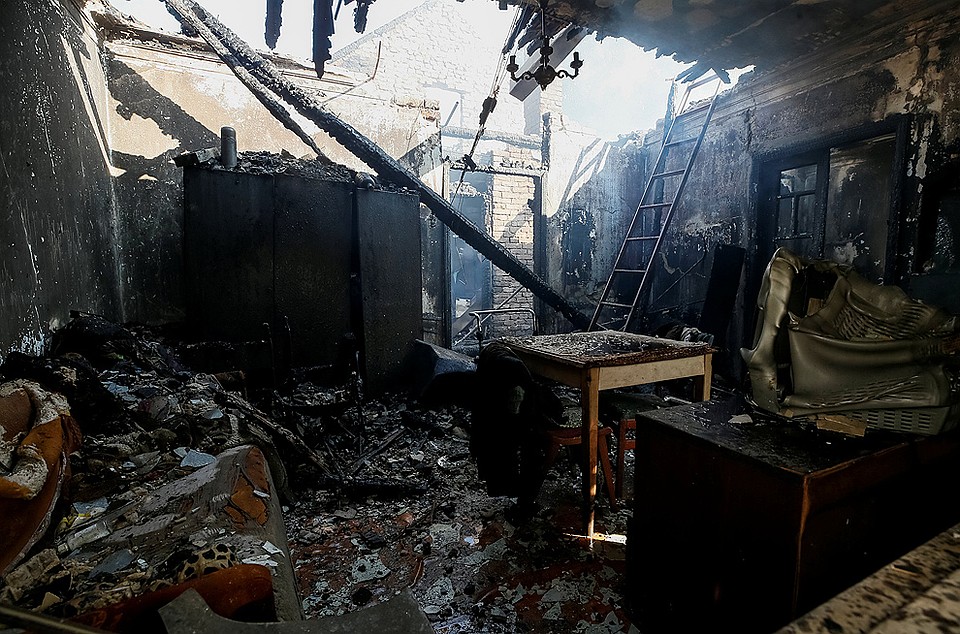 Дом после пожара, вызванного попаданием снаряда. Фото: REUTERS