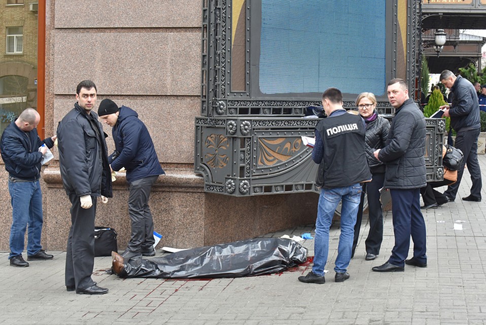 Сотрудники правоохранительных органов на месте убийства бывшего депутата Государственной думы РФ Дениса Вороненкова. Фото: Оскар ЯНСОНС