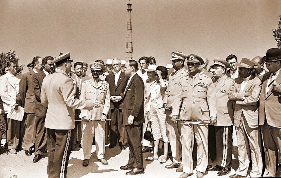 Император Эфиопии Хайле Селлассиес. Малая братская могила. 1959 г. Фото из личного архива фотокорреспондента ТАСС Степана Курунина.