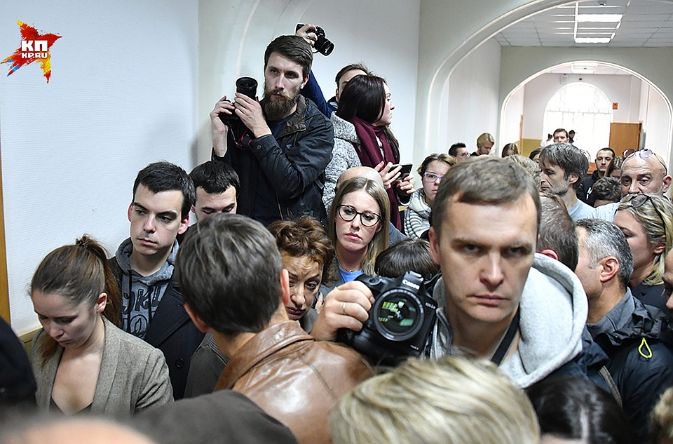 Во время того, как Кирила Серебренникова вели в зал суда, толпа журналистов, друзей и коллег приветствовали его аплодисментами Фото: Евгения ГУСЕВА
