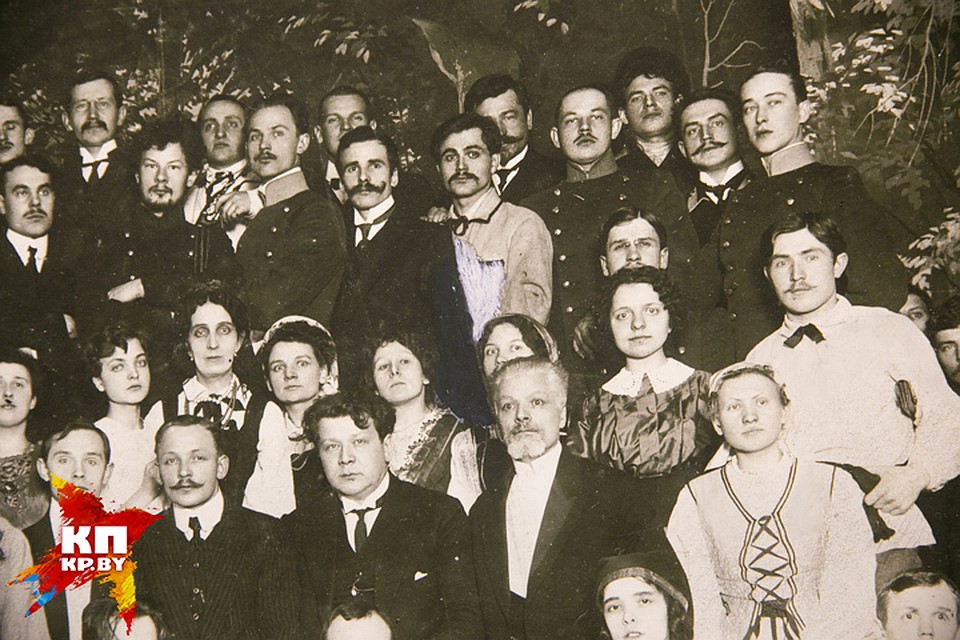 То место, где был Аркадий Смолич, буквально выскребали со снимка. Фото: архив музея.