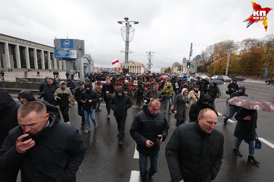 Под дождем согласились митинговать несколько сотен человек. Фото: Святослав ЗОРКИЙ