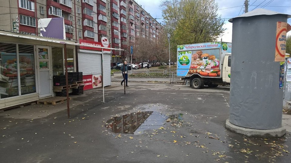 Эта овощная палатка начиналась с обычного навеса, а сейчас тут целый павильон с кондиционером. Рядом незаконный колбасный киоск и ларек на колесах. Фото: Андрей СОКОЛОВ