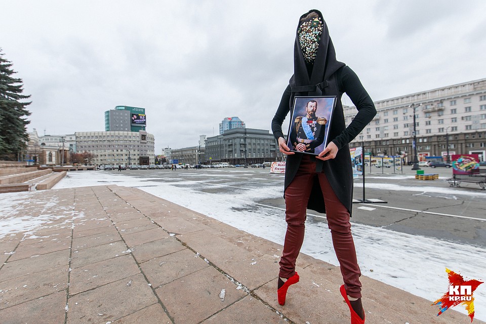Девушка молчала, но словно позировала на камеру. Фото: Андрей АБРАМОВ