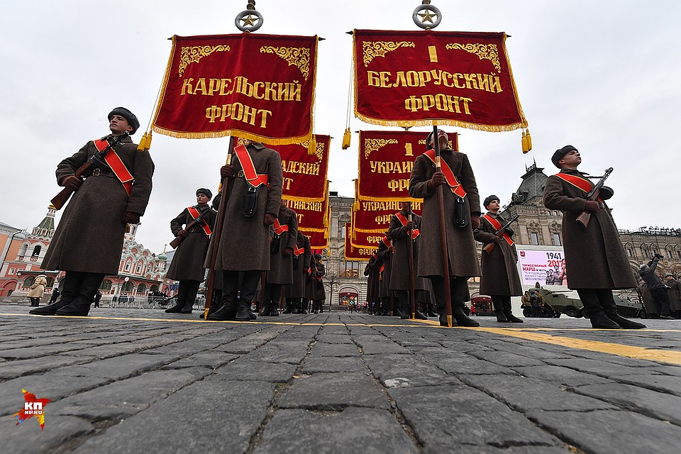 Впервые воссоздать картину того военного парада решили в 2003 году Фото: Владимир ВЕЛЕНГУРИН