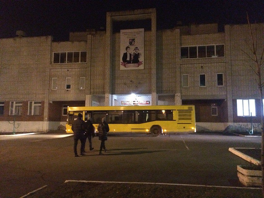 К школе №86 прибыли автобусы для эвакуации людей Фото: Архив «КП» в Ижевске
