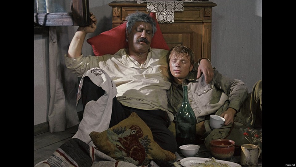 Верещагин и Петруха. Кадр из фильма "Белое солнце пустыни".