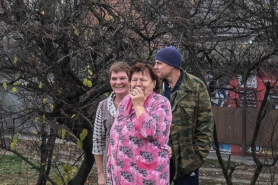 Пока гаишники шли крестным ходом, местные жители смеялись в сторонке. Фото: Михаил Ступин/Кубанские новости