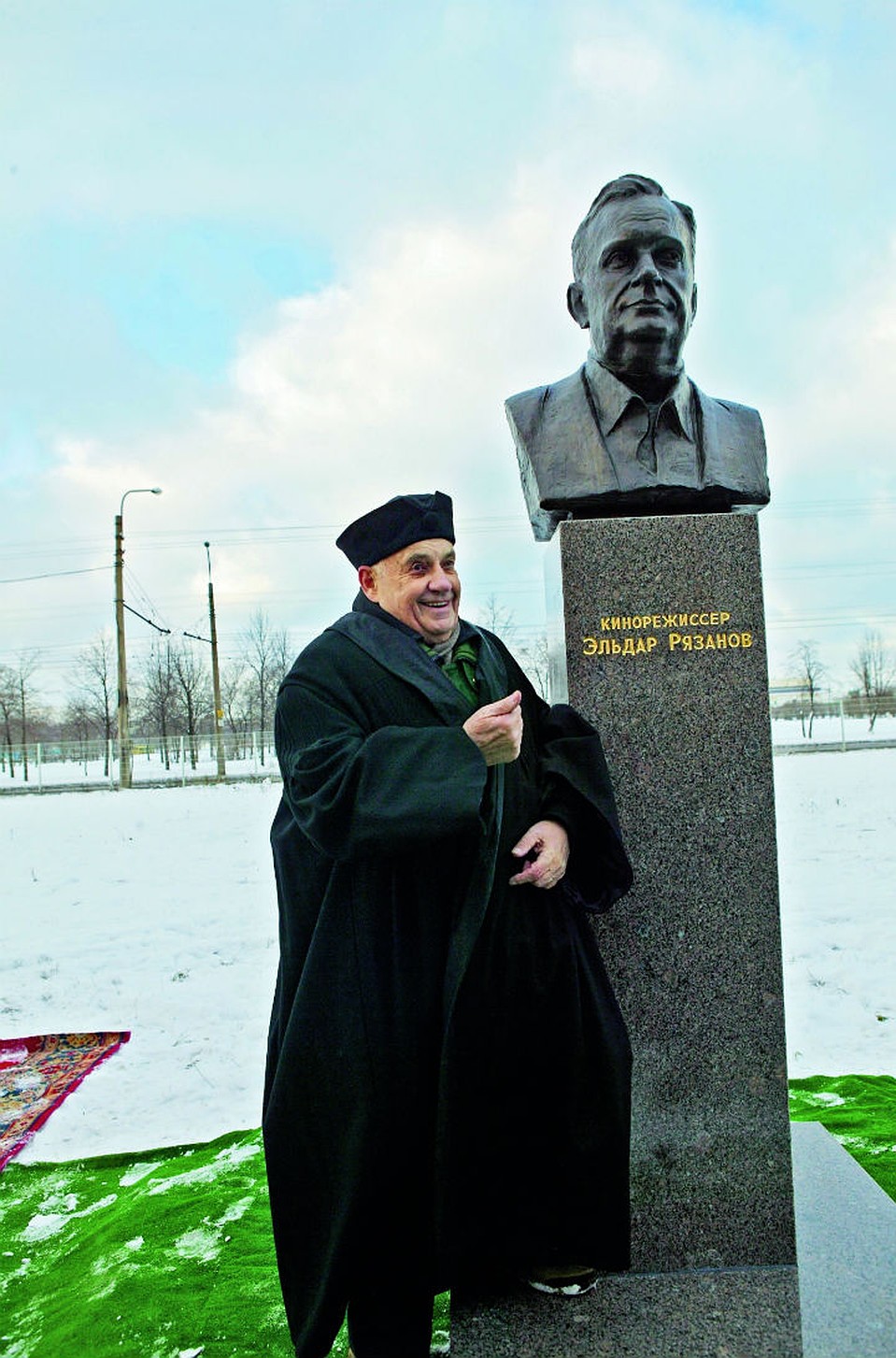 Бюст Эльдара Рязанова открыли в СПбГУП 17 ноября 2007 года в присутствии самого режиссера