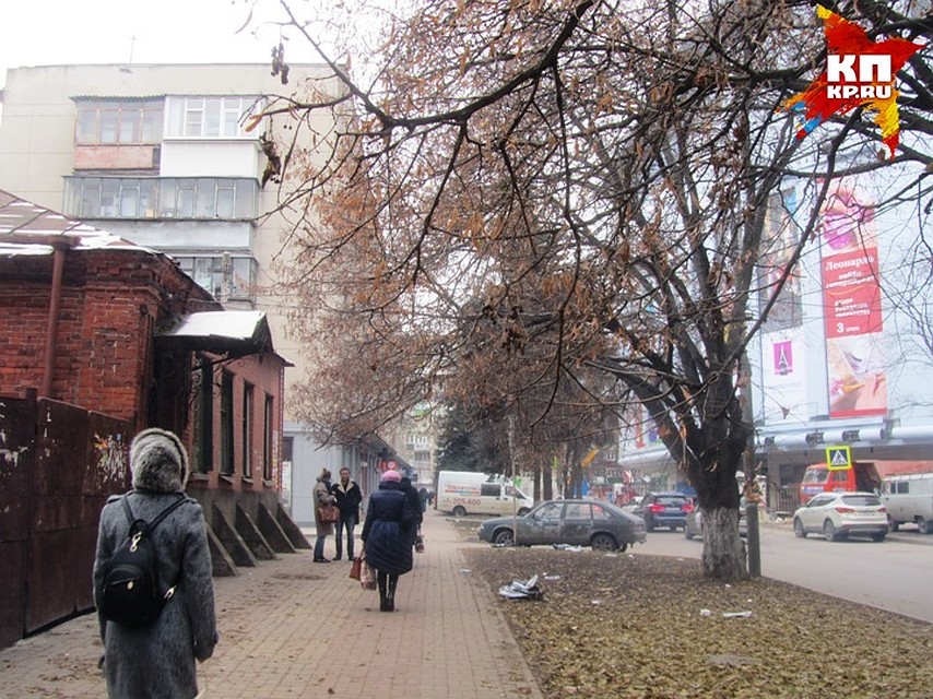 Через дорогу от дома ветерана к Новому году откроют огромный торговый центр. Фото: Светлана ВОЛКОВА