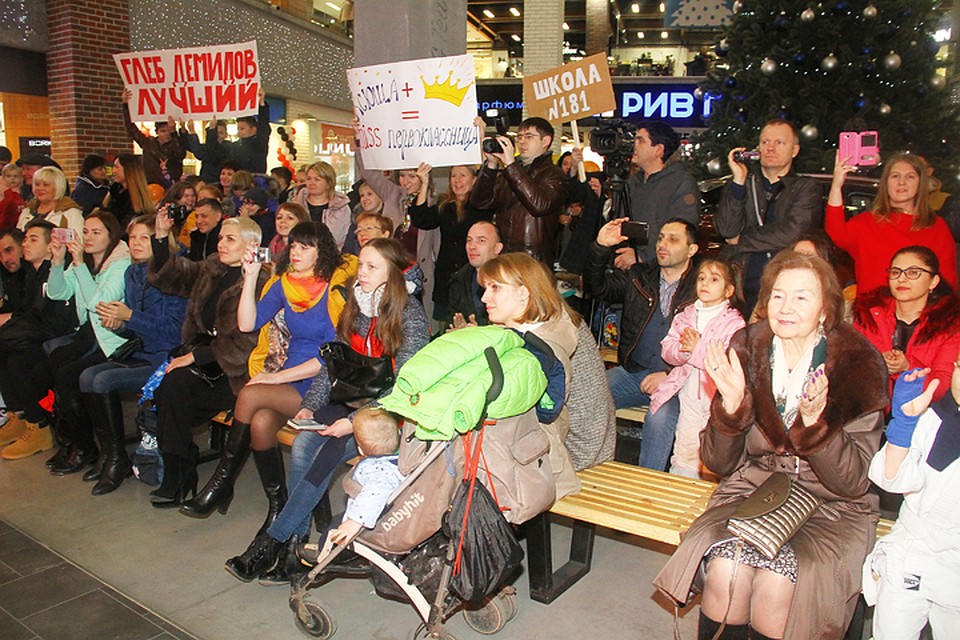 Родители и друзья вовсю помогали конкурсантам в подготовке и активно болели! Фото: Роман ИГНАТЬЕВ