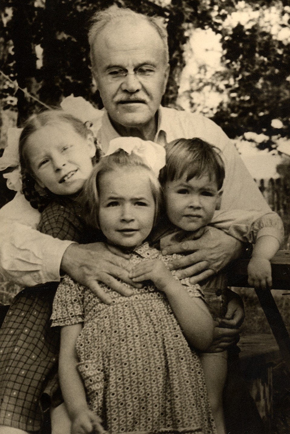 Вячеслав Молотов с внуками. 1960 год