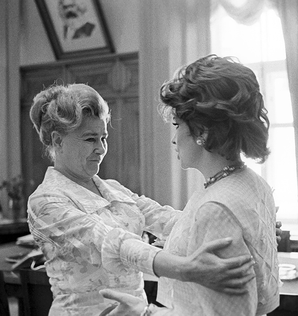 Екатерина Фурцева и итальянская актриса Джина Лоллобриджида Фото: фотохроника ТАСС.