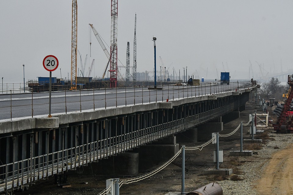 Пока по мосту можно ехать со скоростью не более 20 километров в час Фото: Варвара ДЫМ